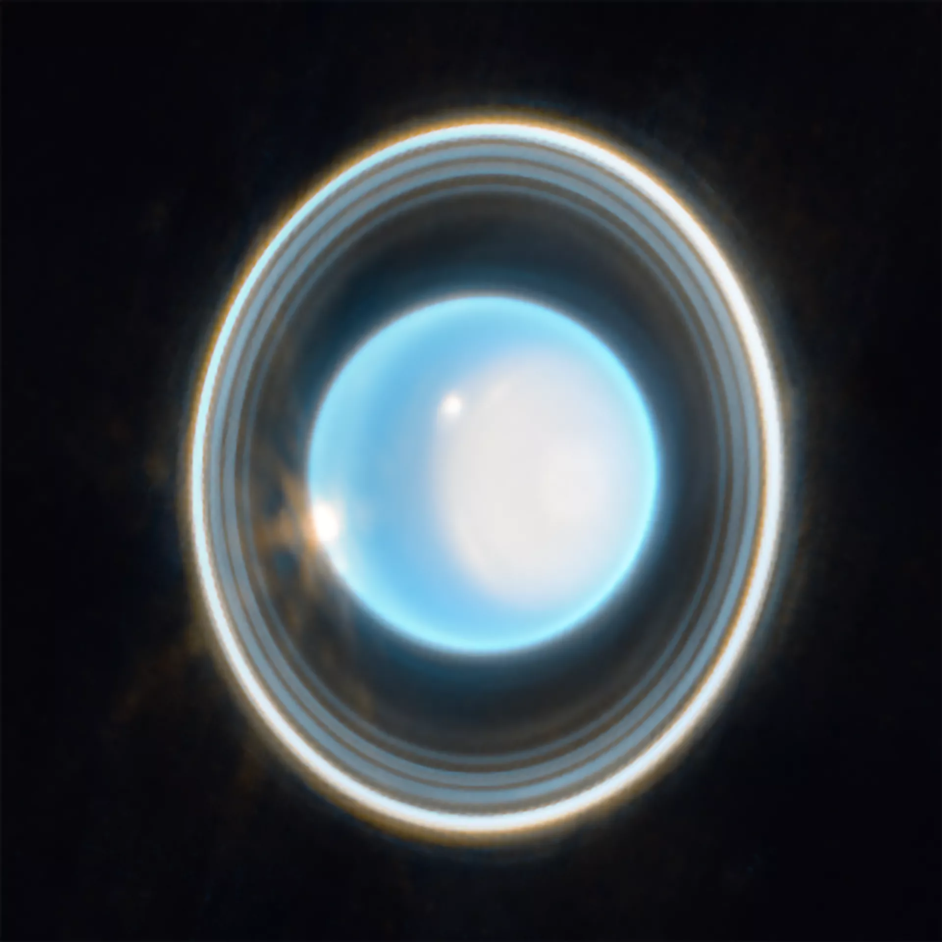 Imagem ampliada de Urano exibindo uma tonalidade azul de cores representativas, obtida pela combinação de dados de dois filtros (F140M, F300M) em 1,4 e 3,0 mícrons, que são mostrados aqui em azul e laranja, respectivamente, capturada pela Câmera de Infravermelho Próximo (NIRCam) do James Webb revela vistas deslumbrantes dos anéis do planeta, 6 de fevereiro de 2023 - Sputnik Brasil, 1920, 20.07.2025