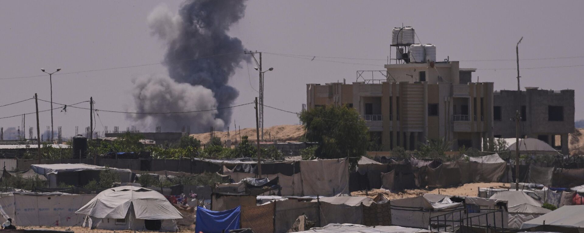 Fumaça sobe ao céu após um ataque aéreo do exército israelense em Khan Younis. Faixa de Gaza, 19 de julho de 2025 - Sputnik Brasil, 1920, 20.07.2025