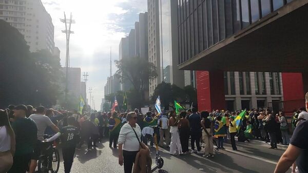 Apoiadores de Jair Bolsonaro se reúnem na Avenida Paulista, em São Paulo. Brasil, 20 de julho de 2025 - Sputnik Brasil