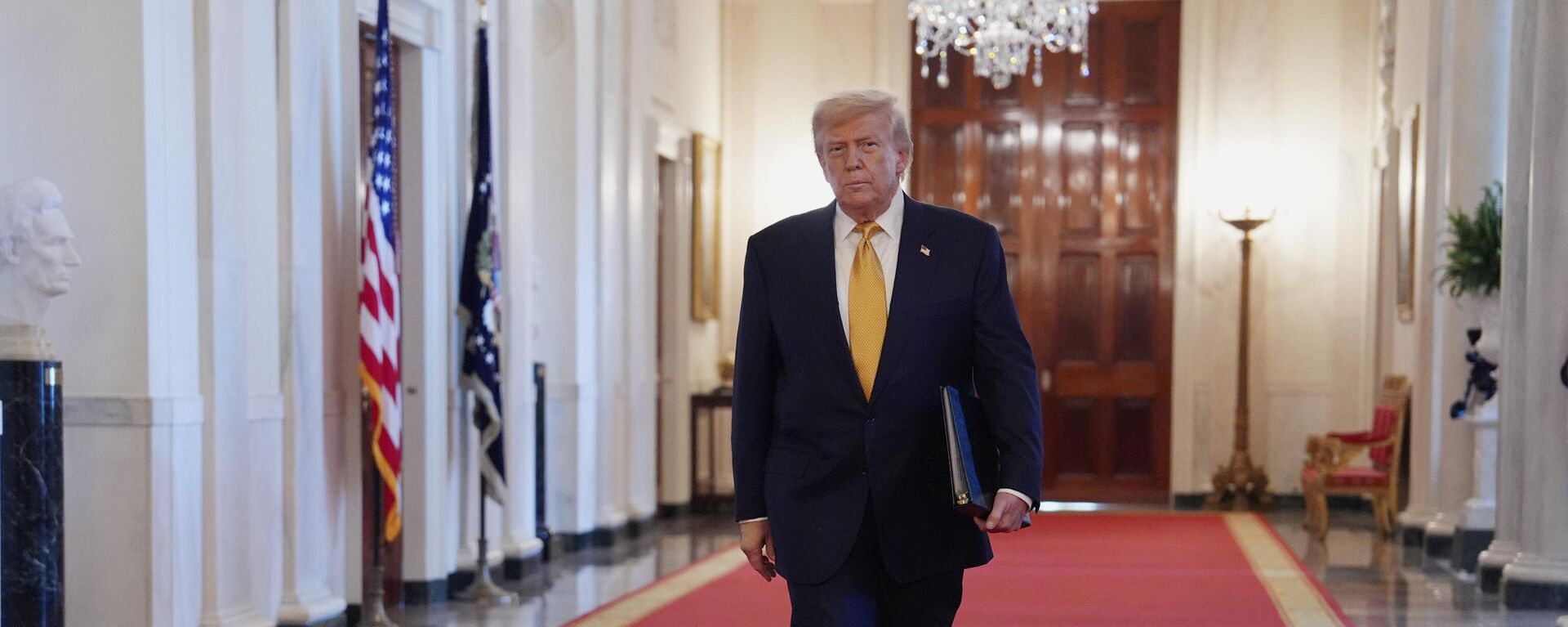 Donald Trump chegando ao Salão Leste da Casa Branca, em Washington (DC). EUA, quarta-feira, 16 de julho de 2025 - Sputnik Brasil, 1920, 20.07.2025