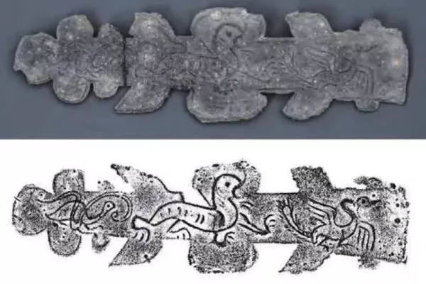 Artefato encontrado no túmulo de Kim Young, um príncipe refém do antigo reino coreano de Silla, em Xi'an, província de Shaanxi, noroeste da China. Na imagem, o artefato encontrado e o detalhe das representações de animais que o decoram - Sputnik Brasil