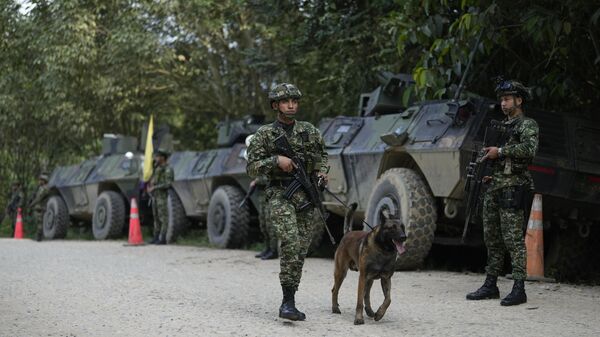 Soldados patrulham uma estrada em Tibu, na região de Catatumbo, no nordeste da Colômbia, onde dezenas de pessoas foram mortas em meio a confrontos entre o Exército de Libertação Nacional (ELN) e ex-membros das Forças Armadas Revolucionárias da Colômbia (FARC), 20 de janeiro de 2025 - Sputnik Brasil