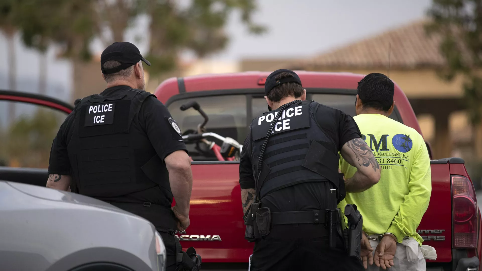 Nesta foto de arquivo de 8 de julho de 2019, agentes do Serviço de Imigração e Alfândega (ICE, na sigla em inglês) detêm um homem durante uma operação em Escondido, Califórnia - Sputnik Brasil, 1920, 21.07.2025