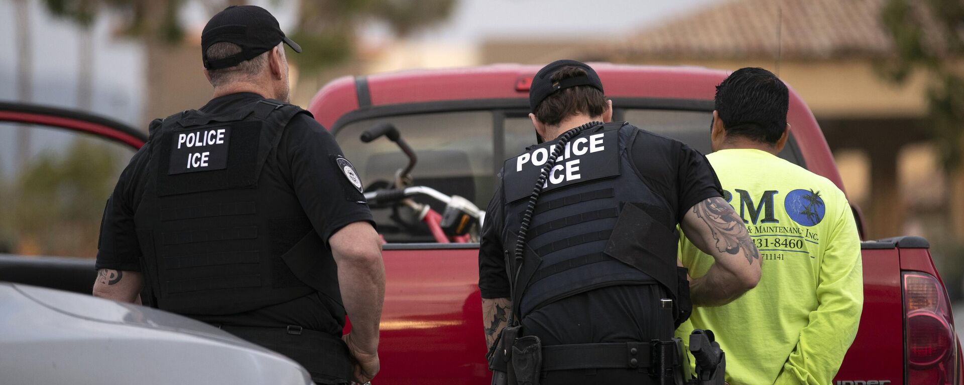 Nesta foto de arquivo de 8 de julho de 2019, agentes do Serviço de Imigração e Alfândega (ICE, na sigla em inglês) detêm um homem durante uma operação em Escondido, Califórnia - Sputnik Brasil, 1920, 21.07.2025