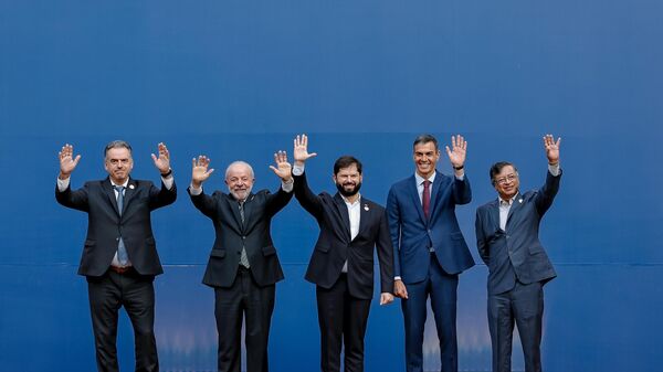 Da esquerda para a direita: Yamandú Orsi, presidente do Uruguai; Luiz Inácio Lula da Silva, presidente do Brasil; Gabriel Boric, presidente do Chile; Pedro Sánchez, primeiro-ministro da Espanha; Gustavo Petro, presidente da Colômbia. Santiago, Chile, 21 de junho de 2025 - Sputnik Brasil