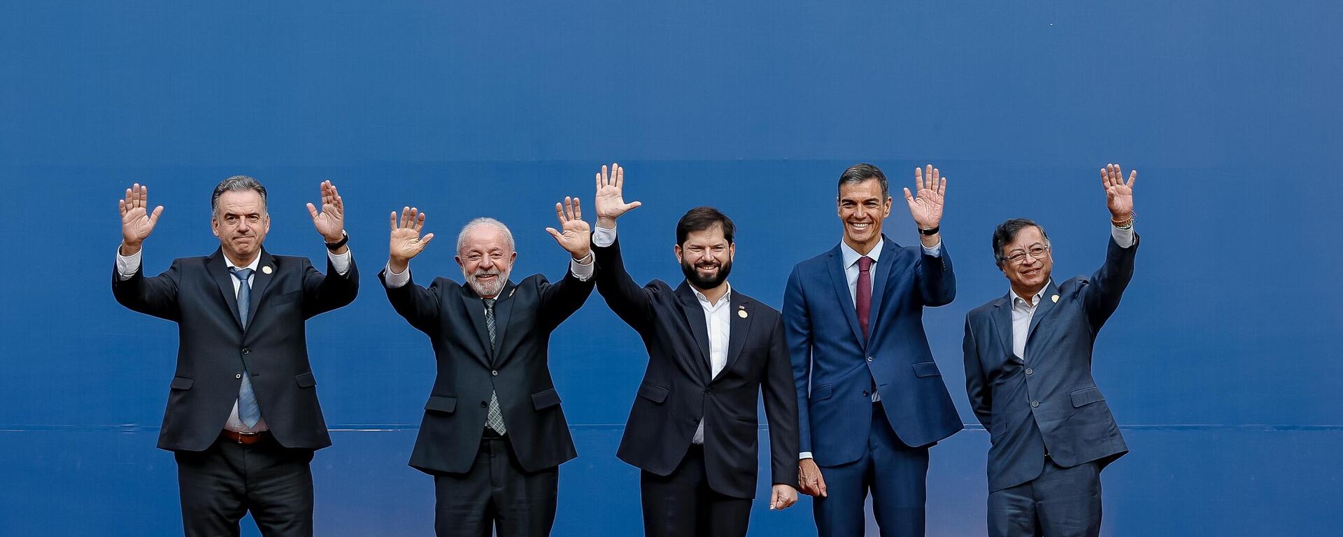 Da esquerda para a direita: Yamandú Orsi, presidente do Uruguai; Luiz Inácio Lula da Silva, presidente do Brasil; Gabriel Boric, presidente do Chile; Pedro Sánchez, primeiro-ministro da Espanha; Gustavo Petro, presidente da Colômbia. Santiago, Chile, 21 de junho de 2025 - Sputnik Brasil, 1920, 21.07.2025