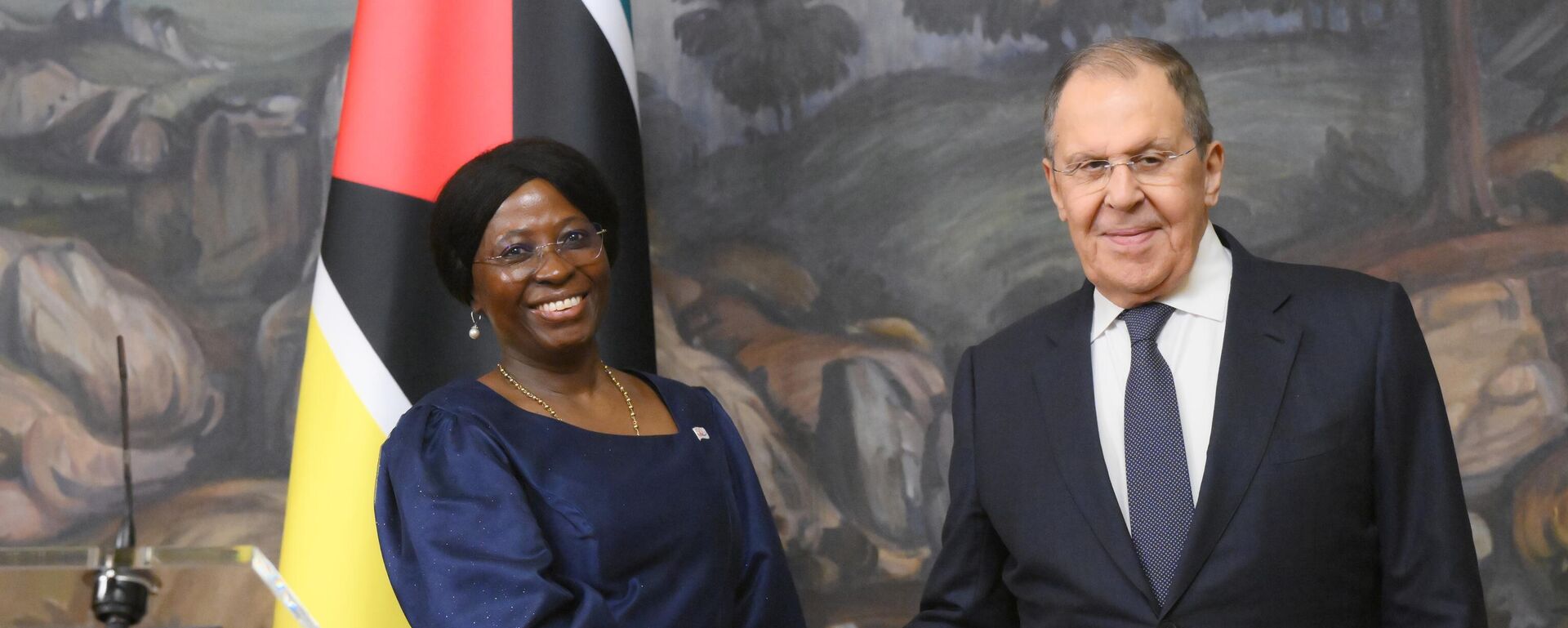 O ministro das Relações Exteriores da Rússia, Sergei Lavrov, e sua homóloga de Moçambique, Maria dos Santos Lucas, em uma coletiva de imprensa após as negociações em Moscou. - Sputnik Brasil, 1920, 22.07.2025