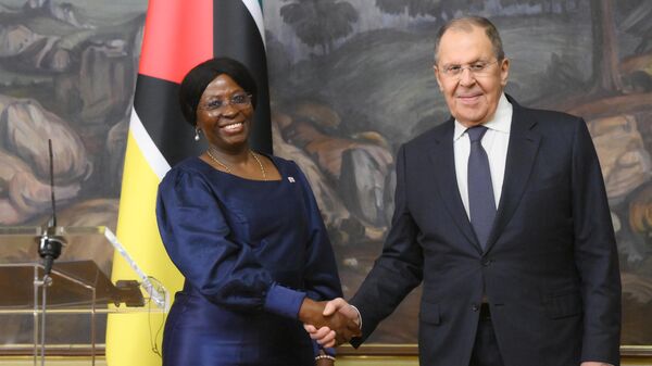 O ministro das Relações Exteriores da Rússia, Sergei Lavrov, e sua homóloga de Moçambique, Maria dos Santos Lucas, em uma coletiva de imprensa após as negociações em Moscou. - Sputnik Brasil