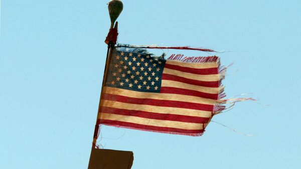 Bandeira dos Estados Unidos esfarrapada tremula sobre um tanque do Exército norte-americano, perto de Karbala. Iraque, 2 de abril de 2003 - Sputnik Brasil