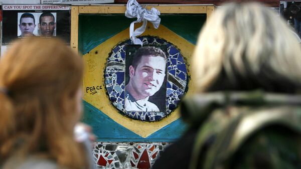 Mulheres observam uma foto do brasileiro Jean Charles de Menezes do lado de fora da estação de metrô Stockwell, em Londres. Reino Unido, 1º de novembro de 2007 - Sputnik Brasil