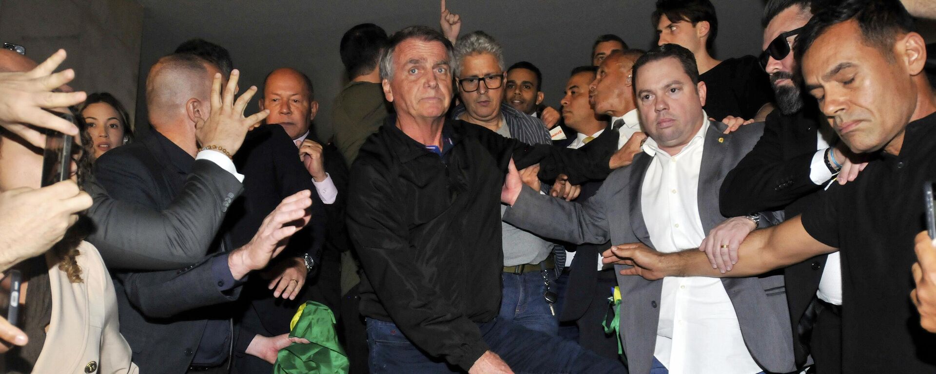 O ex-presidente do Brasil Jair Bolsonaro exibe para a imprensa a tornozeleira eletrônica. Brasília (DF), 21 de julho de 2025 - Sputnik Brasil, 1920, 04.08.2025