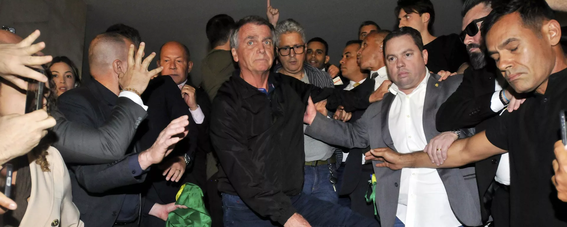 O ex-presidente do Brasil Jair Bolsonaro exibe para a imprensa a tornozeleira eletrônica. Brasília (DF), 21 de julho de 2025 - Sputnik Brasil, 1920, 04.08.2025