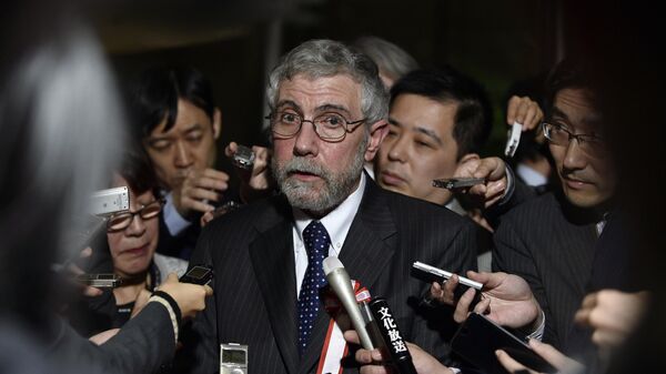 O economista norte-americano e ganhador do Prêmio Nobel de Economia, Paul Krugman, ao centro, responde a perguntas de jornalistas após seu encontro com o então primeiro-ministro japonês, Shinzo Abe, na residência oficial de Abe em Tóquio. Japão, 22 de março de 2016 - Sputnik Brasil