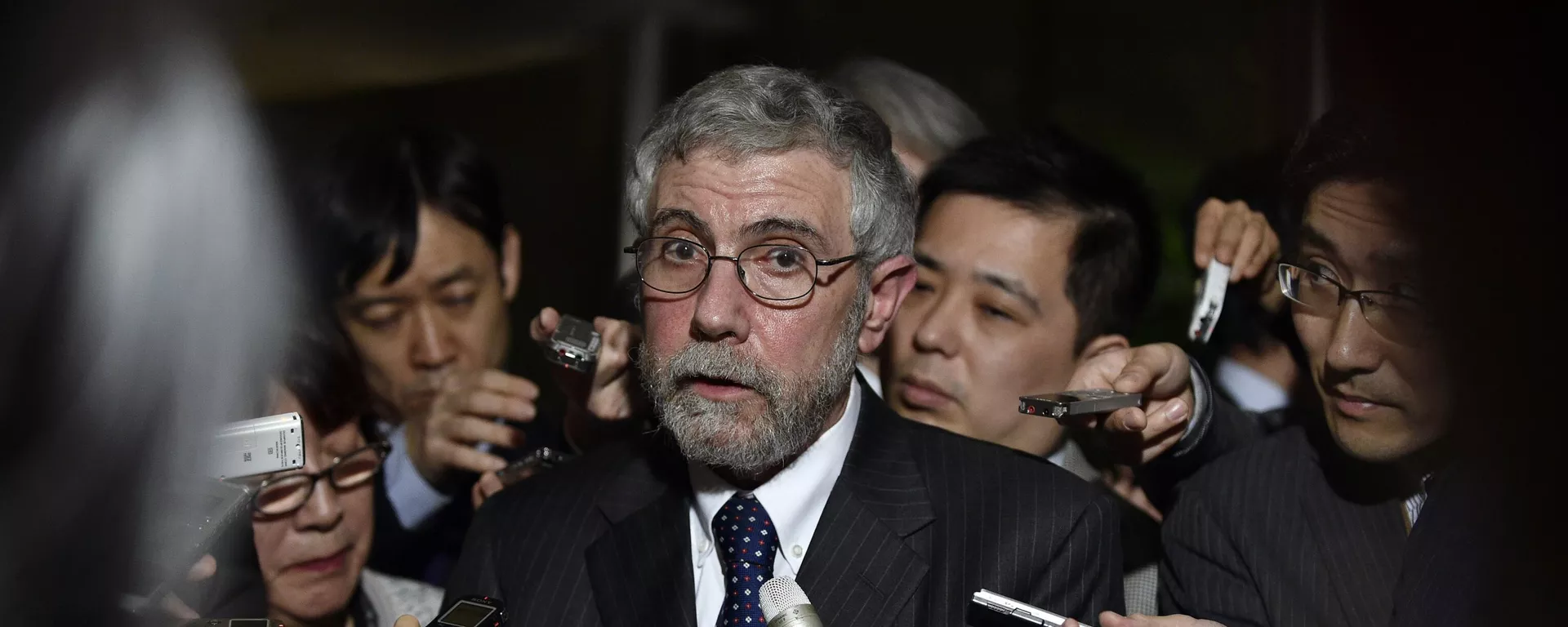 O economista norte-americano e ganhador do Prêmio Nobel de Economia, Paul Krugman, ao centro, responde a perguntas de jornalistas após seu encontro com o então primeiro-ministro japonês, Shinzo Abe, na residência oficial de Abe em Tóquio. Japão, 22 de março de 2016 - Sputnik Brasil, 1920, 22.07.2025