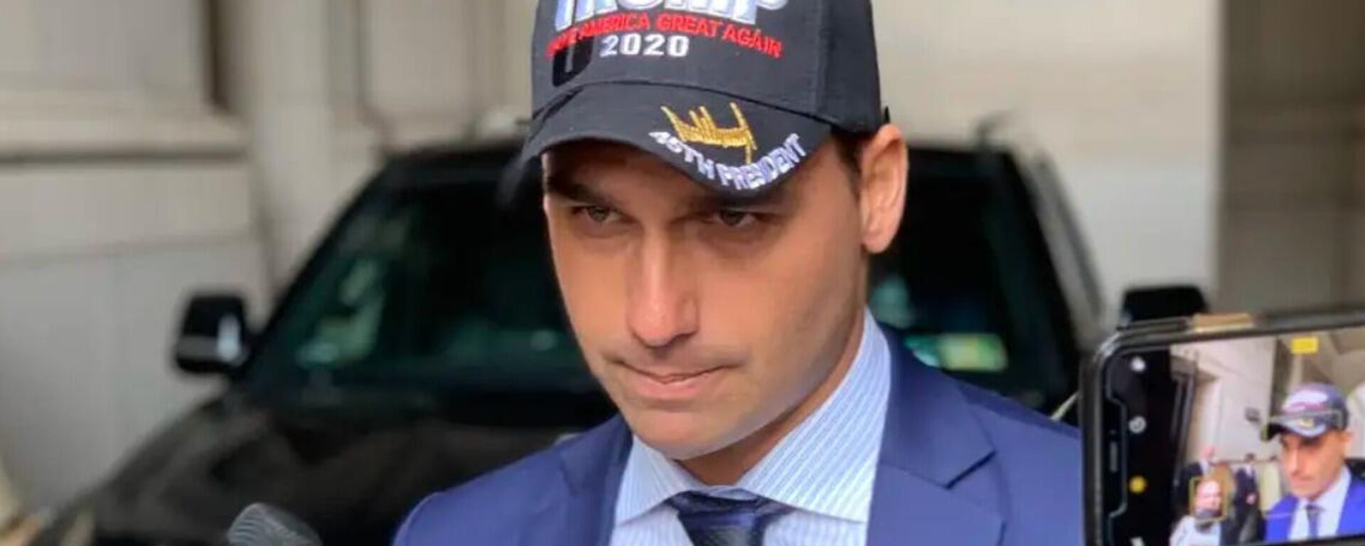 Deputado federal Eduardo Bolsonaro com boné em apoio à candidatura de Donald Trump à presidência em 2020. - Sputnik Brasil, 1920, 23.07.2025