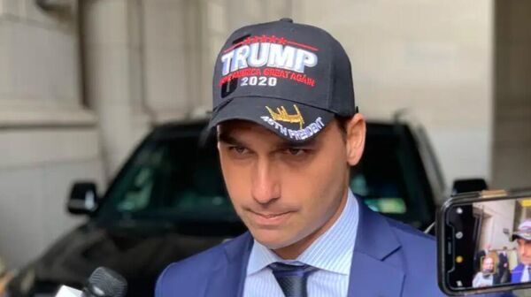 Deputado federal Eduardo Bolsonaro com boné em apoio à candidatura de Donald Trump à presidência em 2020. - Sputnik Brasil