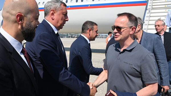 Chegada da delegação russa para negociações na Turquia. Em primeiro plano, à direita: o assessor presidencial russo, Vladimir Medinsky. Turquia, 23 de julho de 2025 - Sputnik Brasil