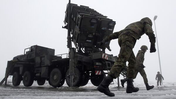 Soldados trabalham em um sistema antimísseis Patriot durante uma apresentação à imprensa das forças alemãs, Bundeswehr, em Warbelow, norte da Alemanha, 18 de dezembro de 2012 - Sputnik Brasil