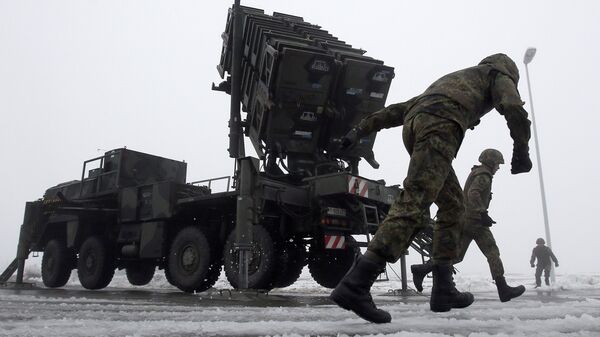 Soldados trabalham em um sistema antimísseis Patriot durante uma apresentação à imprensa das forças alemãs, Bundeswehr, em Warbelow, norte da Alemanha, 18 de dezembro de 2012 - Sputnik Brasil