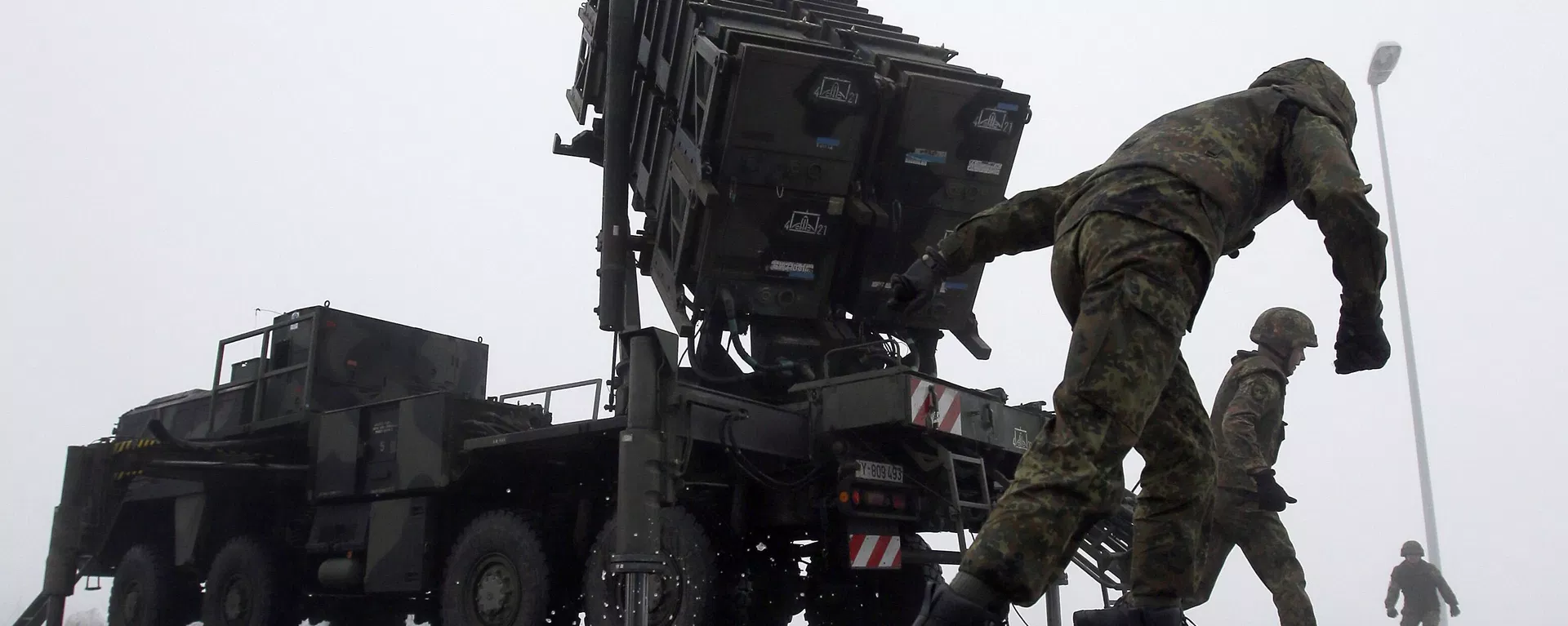 Soldados trabalham em um sistema antimísseis Patriot durante uma apresentação à imprensa das forças alemãs, Bundeswehr, em Warbelow, norte da Alemanha, 18 de dezembro de 2012 Soldados trabalham em um sistema antimísseis Patriot durante uma apresentação à imprensa das forças alemãs, Bundeswehr, em Warbelow, norte da Alemanha, 18 de dezembro de 2012 - Sputnik Brasil, 1920, 06.07.2026