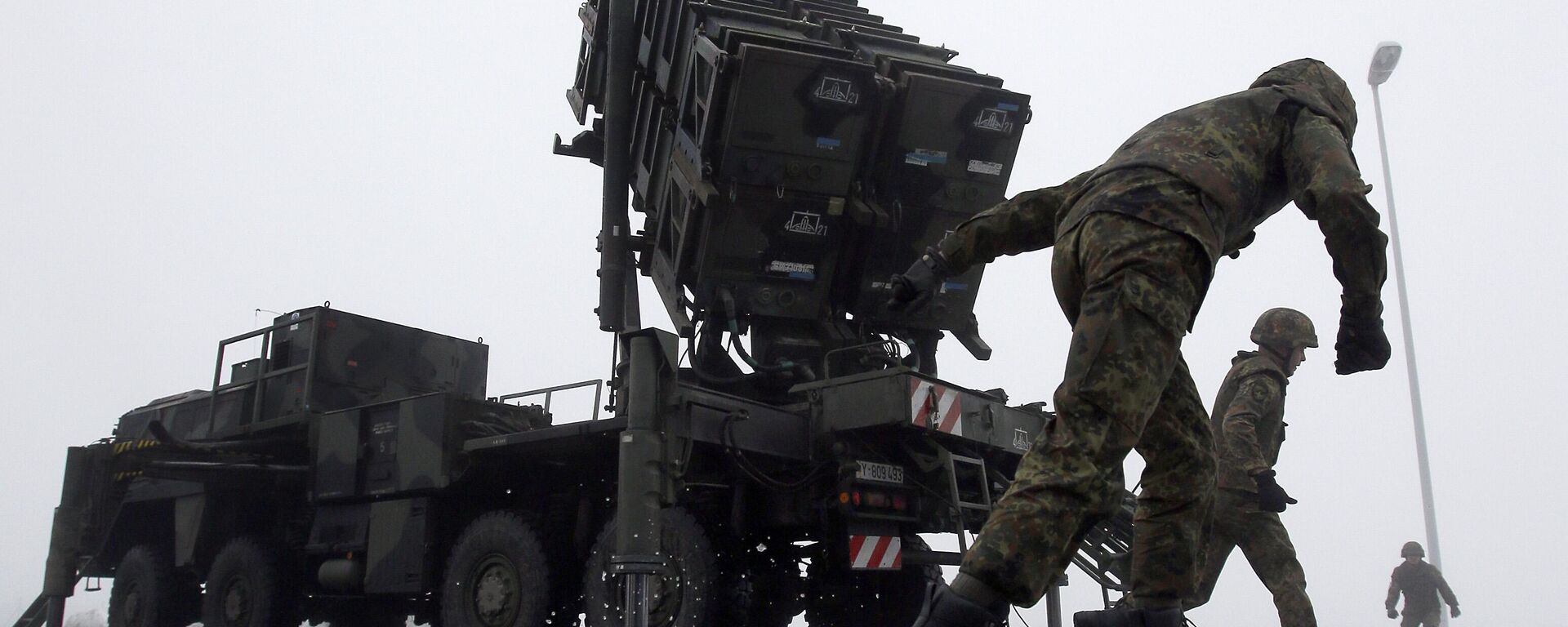 Soldados trabalham em um sistema antimísseis Patriot durante uma apresentação à imprensa das forças alemãs, Bundeswehr, em Warbelow, norte da Alemanha, 18 de dezembro de 2012 - Sputnik Brasil, 1920, 10.04.2026