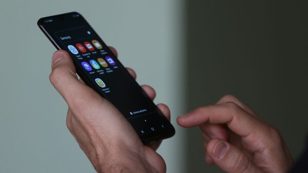 Smartphone, celular em uso (imagem de referência) - Sputnik Brasil
