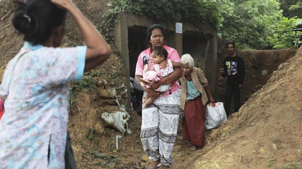 Tailandeses que fugiram dos confrontos entre soldados tailandeses e cambojanos se abrigam na província de Surin, no nordeste da Tailândia, 24 de julho de 2025 - Sputnik Brasil