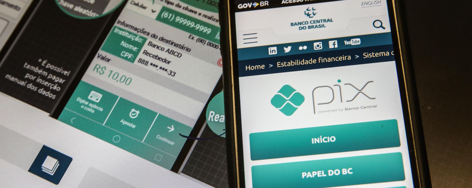Pix é o pagamento instantâneo brasileiro criado pelo Banco Central, no qual recursos são transferidos entre contas em poucos segundos, a qualquer hora ou dia - Sputnik Brasil, 1920, 24.07.2025