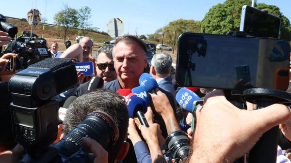Bolsonaro diz que vai consultar advogado antes de falar à imprensa - Sputnik Brasil