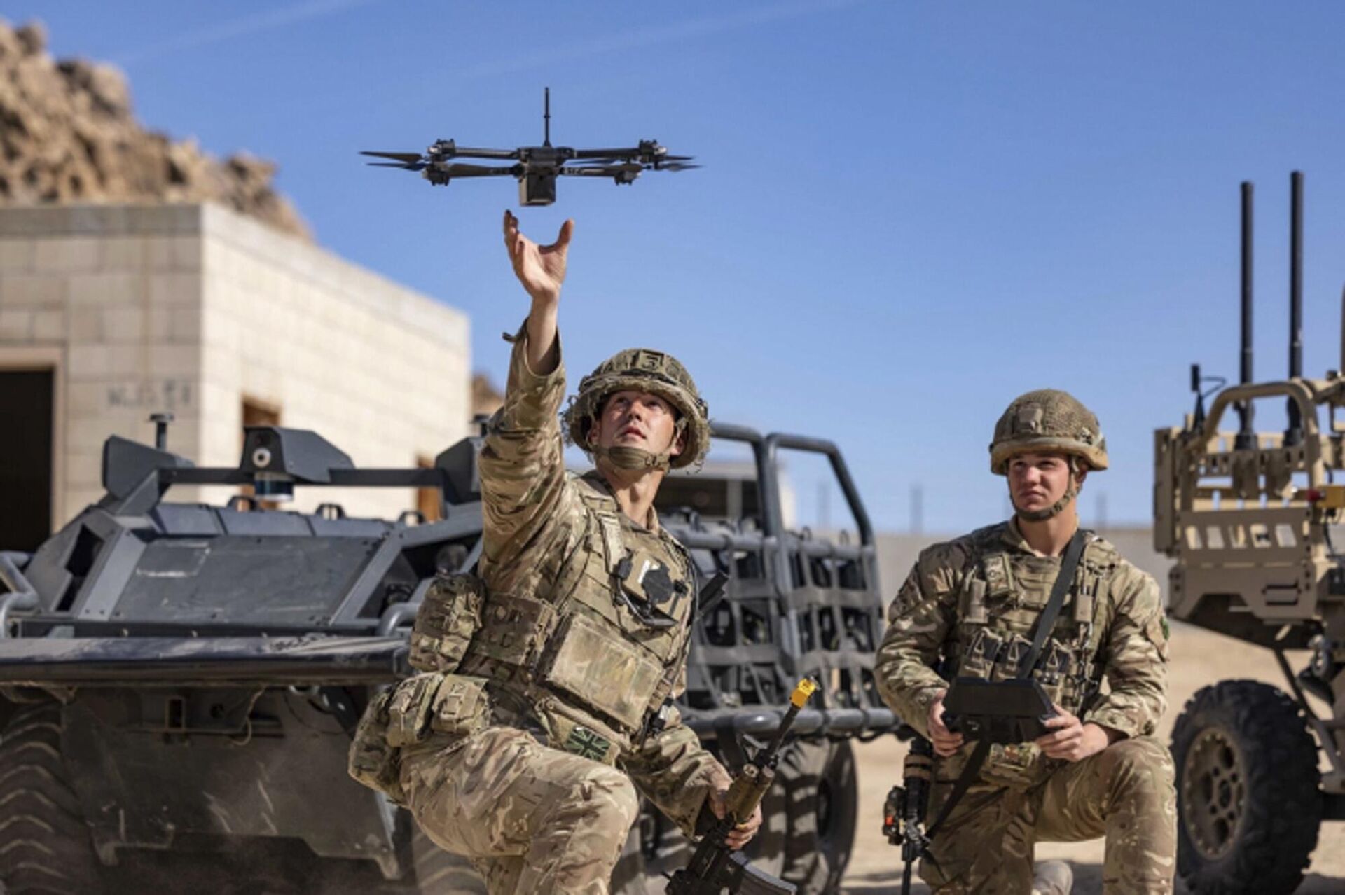Soldados britânicos lançam um drone com inteligência artificial durante os exercícios do Projeto Convergência em Fort Irwin, Califórnia. EUA, 4 de novembro de 2022