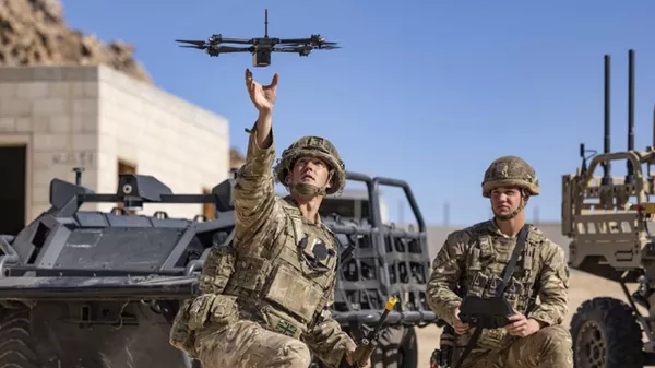 Soldados britânicos lançam um drone com inteligência artificial durante os exercícios do Projeto Convergência em Fort Irwin, Califórnia. EUA, 4 de novembro de 2022 - Sputnik Brasil