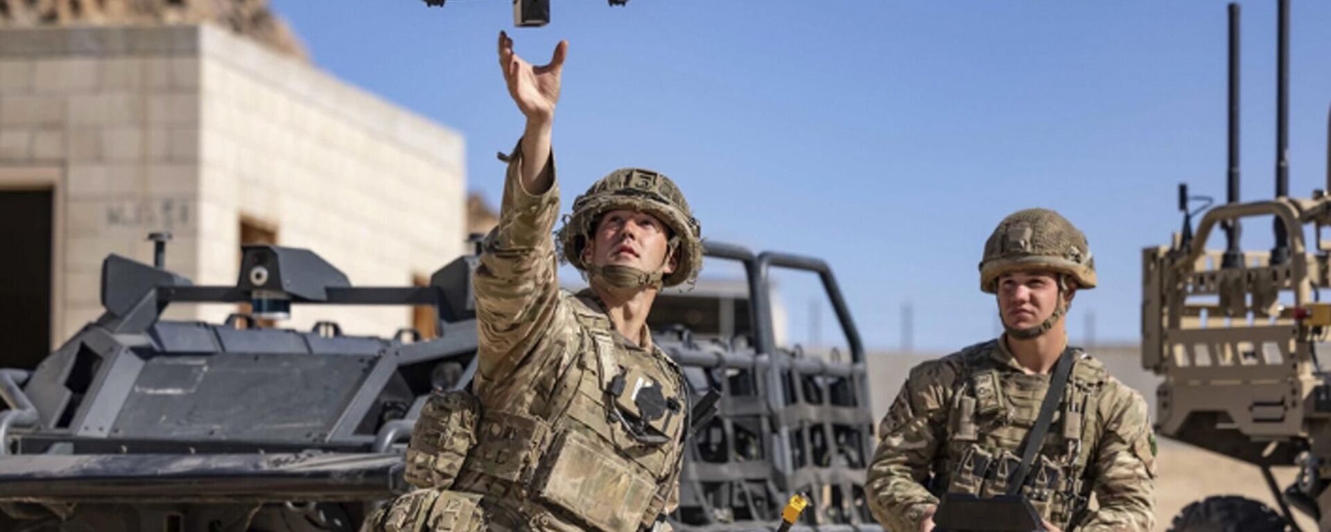Soldados britânicos lançam um drone com inteligência artificial durante os exercícios do Projeto Convergência em Fort Irwin, Califórnia. EUA, 4 de novembro de 2022 - Sputnik Brasil, 1920, 24.07.2025