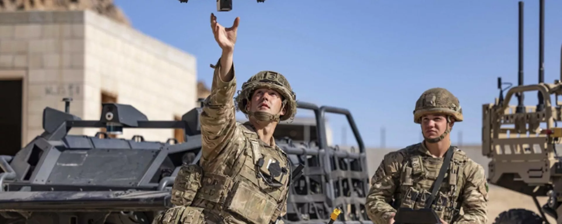 Soldados britânicos lançam um drone com inteligência artificial durante os exercícios do Projeto Convergência em Fort Irwin, Califórnia. EUA, 4 de novembro de 2022 - Sputnik Brasil, 1920, 24.07.2025