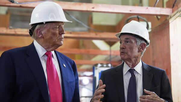 O presidente dos EUA, Donald Trump, ao lado do presidente do Federal Reserve, Jerome Powell. - Sputnik Brasil