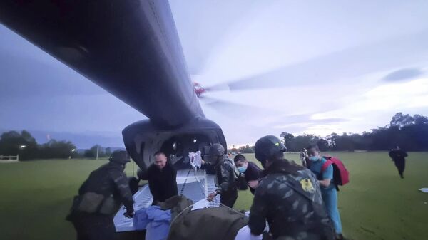 Foto divulgada pelo Exército Real Tailandês mostra um soldado tailandês ferido que pisou em uma mina terrestre sendo transportado de avião para um hospital na província de Ubon Ratchathani, Tailândia, em 23 de julho de 2025 - Sputnik Brasil