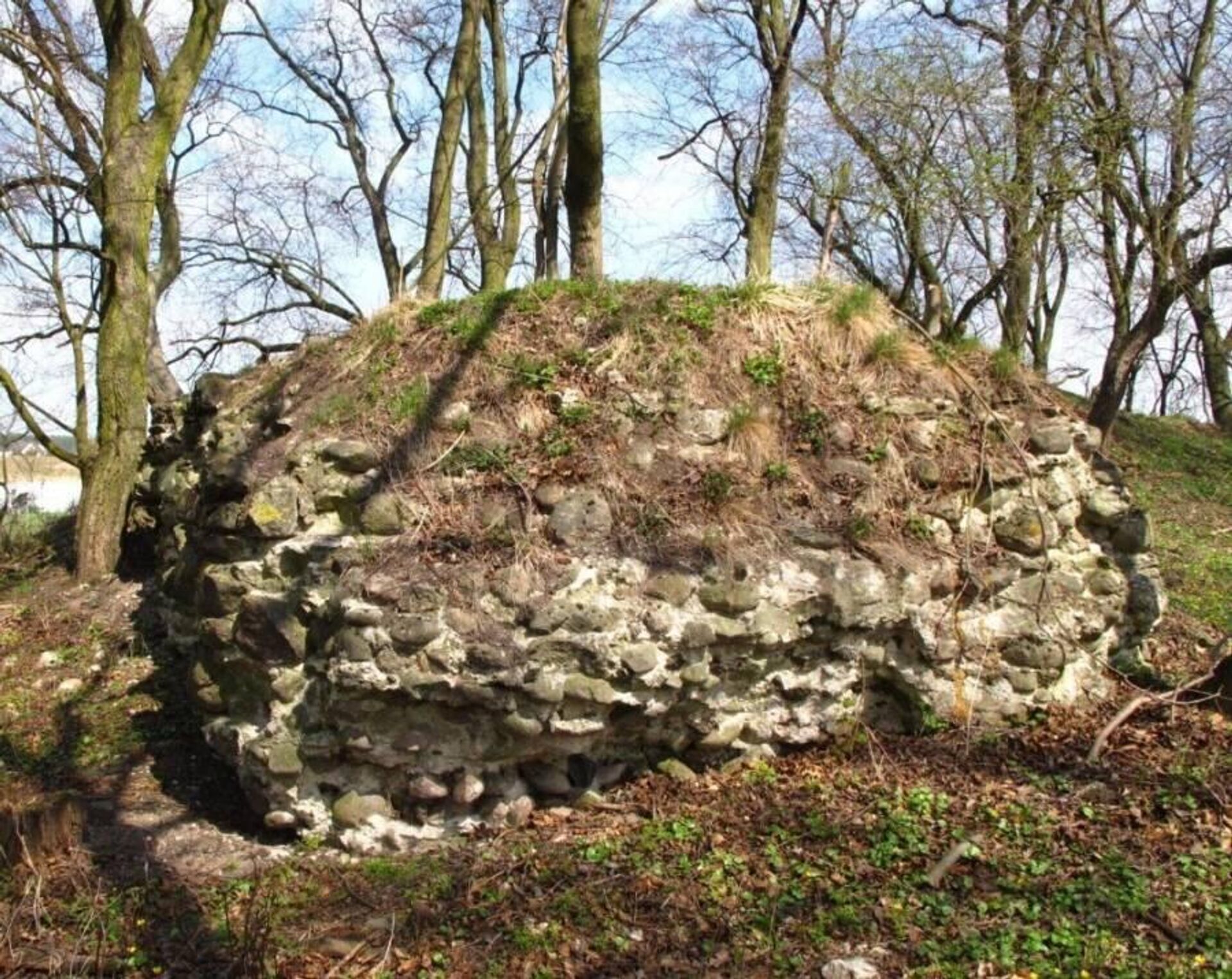 O castelo Kolno foi destruído em 1400, e apenas suas ruínas permanecem até hoje. O castelo Kolno foi destruído em 1400, e apenas suas ruínas permanecem até hoje.