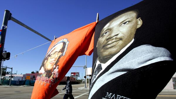 Camisetas com a imagem de Martin Luther King Jr. e Rosa Parks à venda em Miami. EUA, 15 de janeiro de 2006 - Sputnik Brasil
