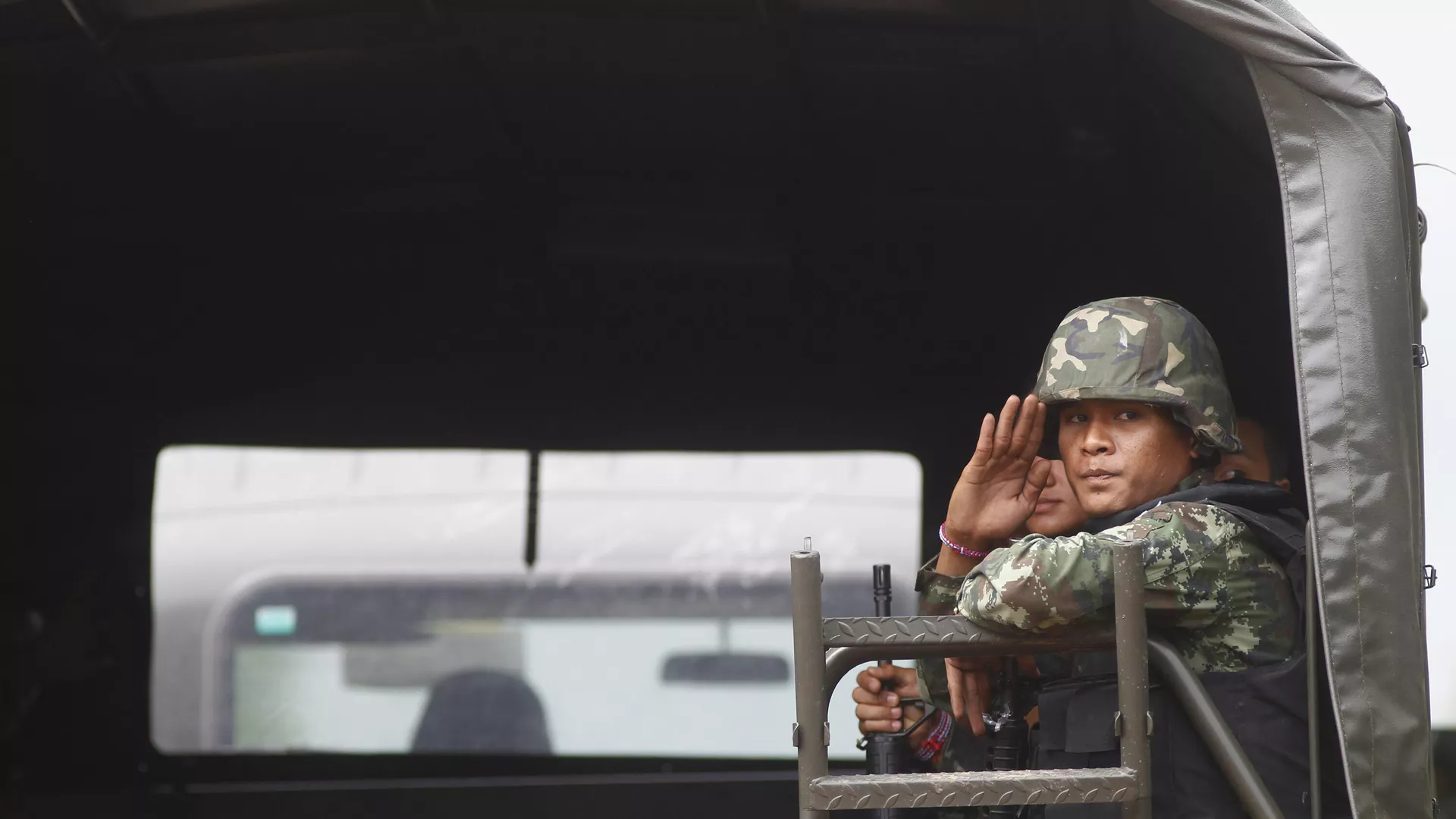 Soldado tailandês faz saudação em caminhão durante confrontos entre soldados tailandeses e cambojanos na província de Surin. Tailândia, 29 de abril de 2011 - Sputnik Brasil, 1920, 18.12.2025
