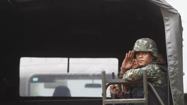 Soldado tailandês faz saudação em caminhão durante confrontos entre soldados tailandeses e cambojanos na província de Surin. Tailândia, 29 de abril de 2011 - Sputnik Brasil