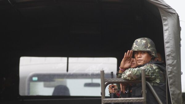 Soldado tailandês faz saudação em caminhão durante confrontos entre soldados tailandeses e cambojanos na província de Surin. Tailândia, 29 de abril de 2011 - Sputnik Brasil