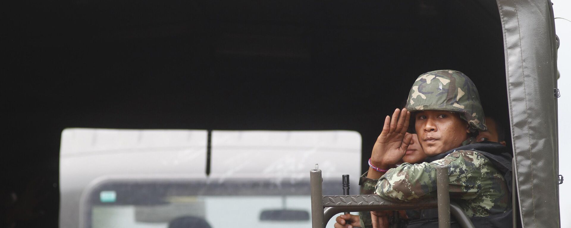 Soldado tailandês faz saudação em caminhão durante confrontos entre soldados tailandeses e cambojanos na província de Surin. Tailândia, 29 de abril de 2011 - Sputnik Brasil, 1920, 25.07.2025