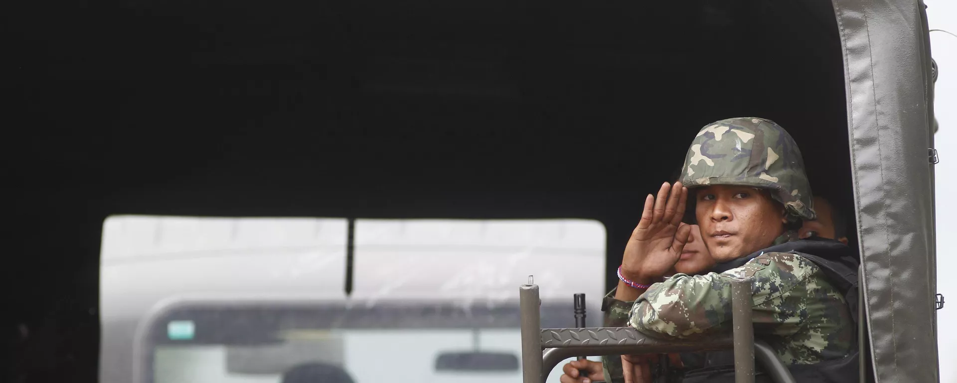 Soldado tailandês faz saudação em caminhão durante confrontos entre soldados tailandeses e cambojanos na província de Surin. Tailândia, 29 de abril de 2011 - Sputnik Brasil, 1920, 25.07.2025