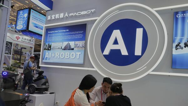 Vendedores de robôs habilitados para IA aguardam clientes na 137ª Feira de Cantão em Guangzhou, na província de Guangdong, no sul da China, 16 de abril de 2025 - Sputnik Brasil