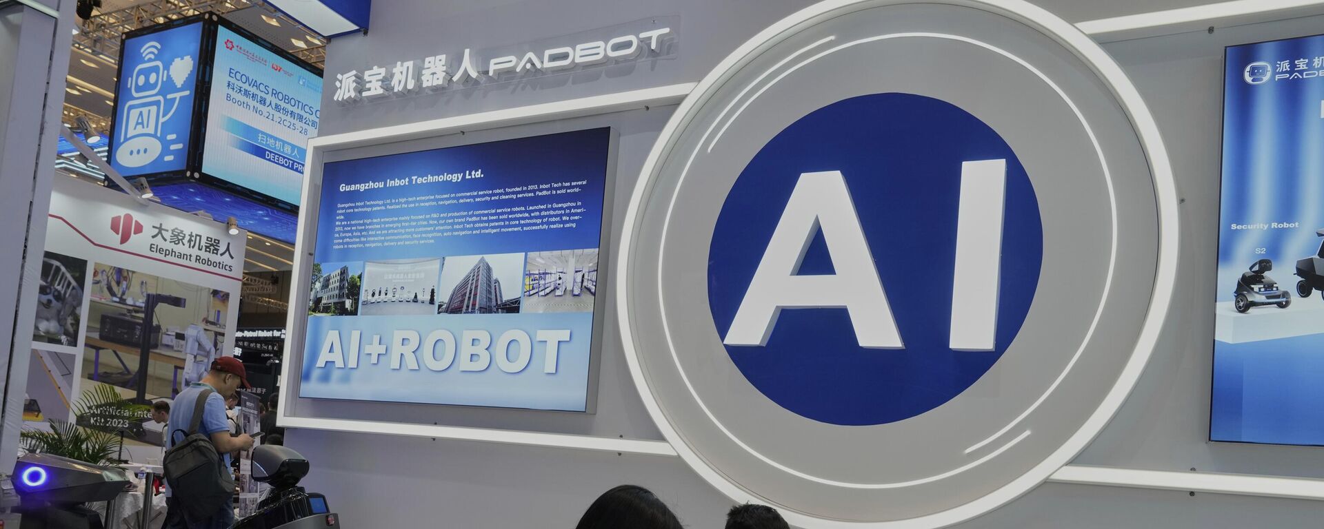 Vendedores de robôs habilitados para IA aguardam clientes na 137ª Feira de Cantão em Guangzhou, na província de Guangdong, no sul da China, 16 de abril de 2025 - Sputnik Brasil, 1920, 27.07.2025