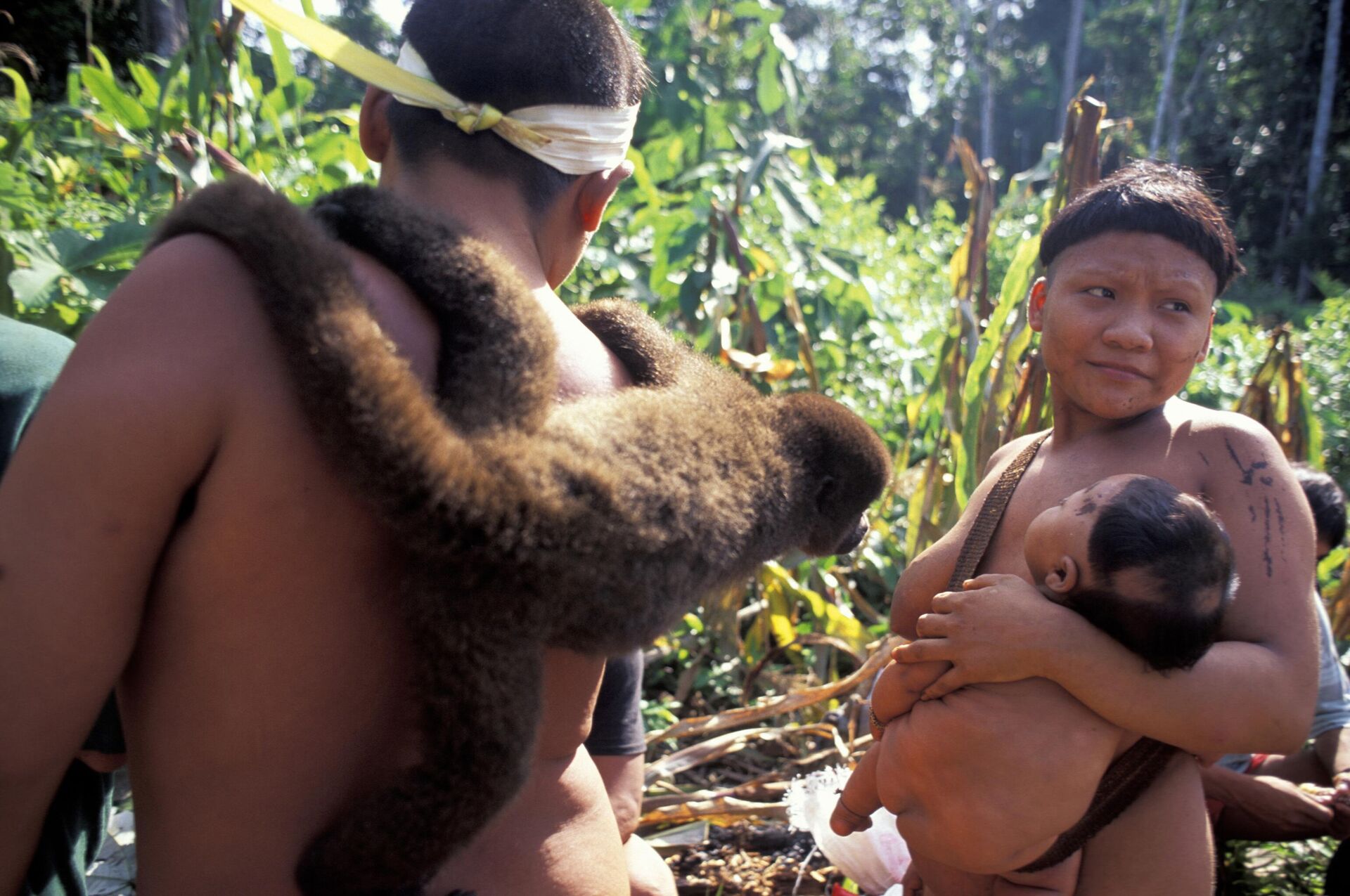 Membros da tribo Korubo caminham em uma trilha no Vale do Rio Javari, no norte do Estado do Amazonas, Brasil Membros da tribo Korubo caminham em uma trilha no Vale do Rio Javari, no norte do Estado do Amazonas, Brasil