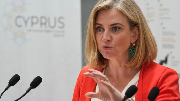 A ministra das Relações Exteriores da Áustria, Beate Meinl-Reisinger, fala durante uma coletiva de imprensa após uma reunião com seu colega cipriota, Constantinos Kombos, na sede do Ministério das Relações Exteriores em Nicósia, Chipre, 27 de junho de 2025 - Sputnik Brasil