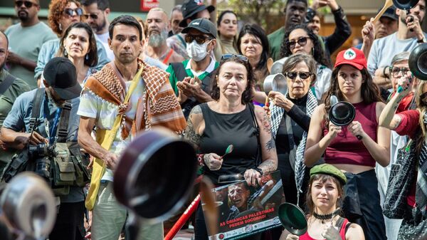 Manifestantes seguram cartazes e panelas em protesto contra a continuidade da guerra promovida por Israel contra a Faixa de Gaza. São Paulo, 27 de julho de 2025 - Sputnik Brasil