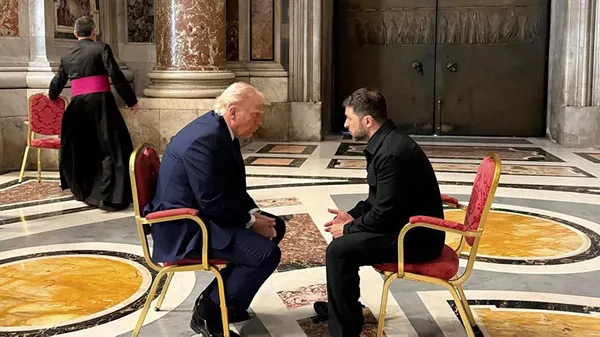 Vladimir Zelensky e o presidente dos EUA, Donald Trump, conversam enquanto participam do funeral do Papa Francisco no Vaticano, em 26 de abril de 2025 - Sputnik Brasil