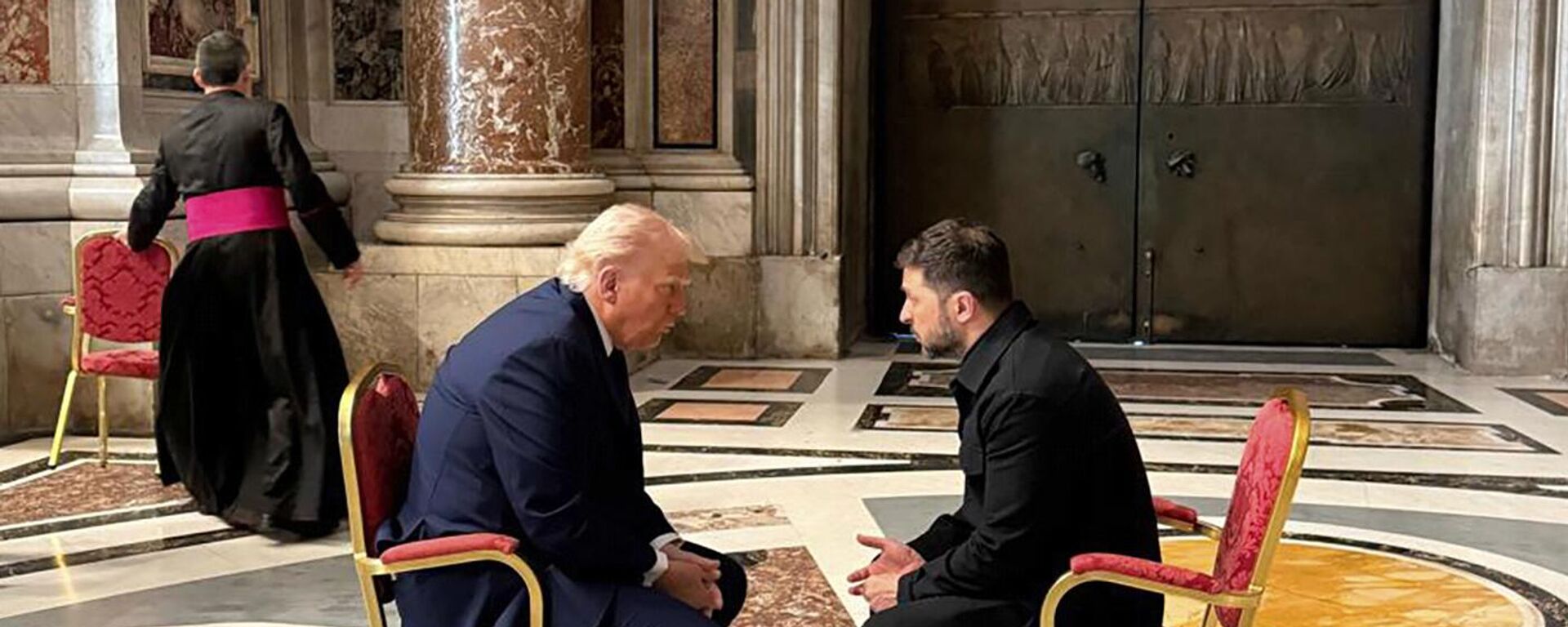 Vladimir Zelensky e o presidente dos EUA, Donald Trump, conversam enquanto participam do funeral do Papa Francisco no Vaticano, em 26 de abril de 2025 - Sputnik Brasil, 1920, 28.07.2025