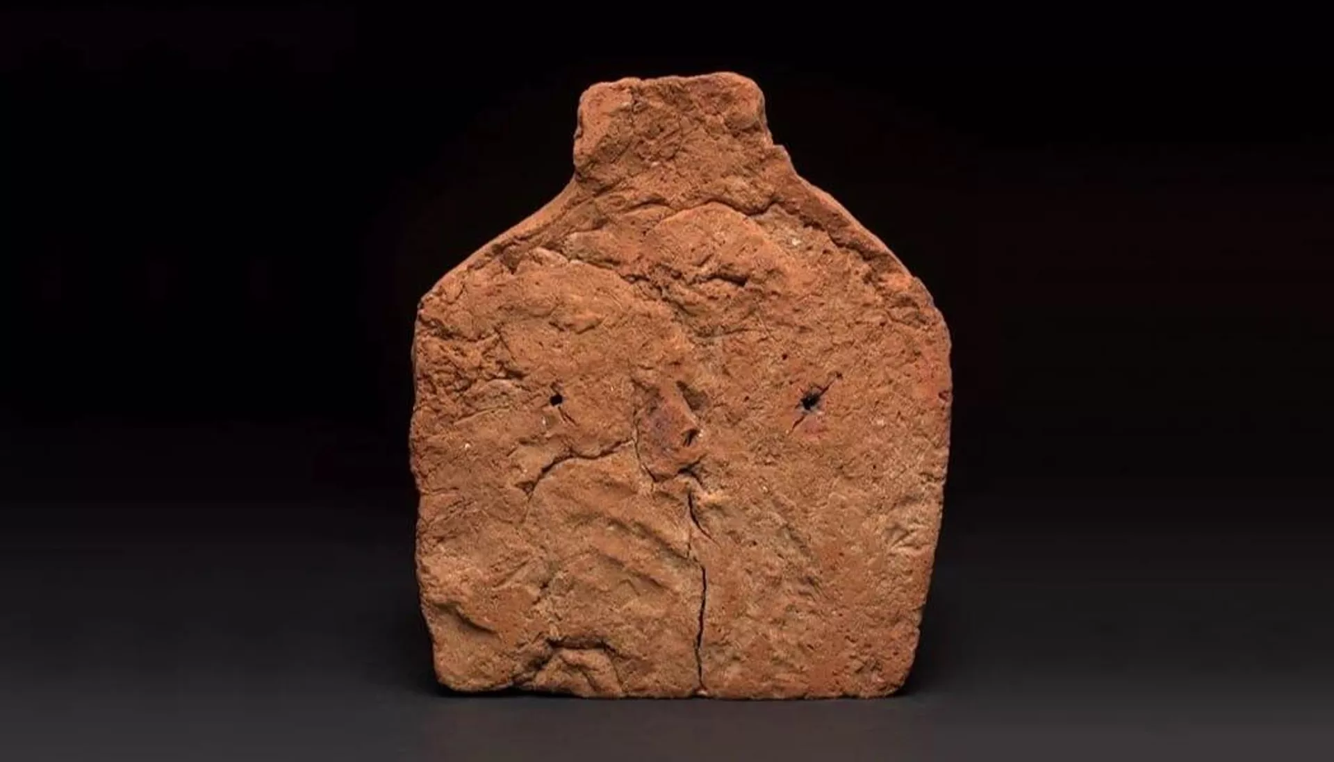 Uma marca de mão do fabricante é visível na parte inferior do artefato e provavelmente foi feita quando alguém, talvez o oleiro, tirou a casa de almas da oficina para secar antes da queima da argila, há cerca de 2.055–1.650 a.C. - Sputnik Brasil, 1920, 30.07.2025